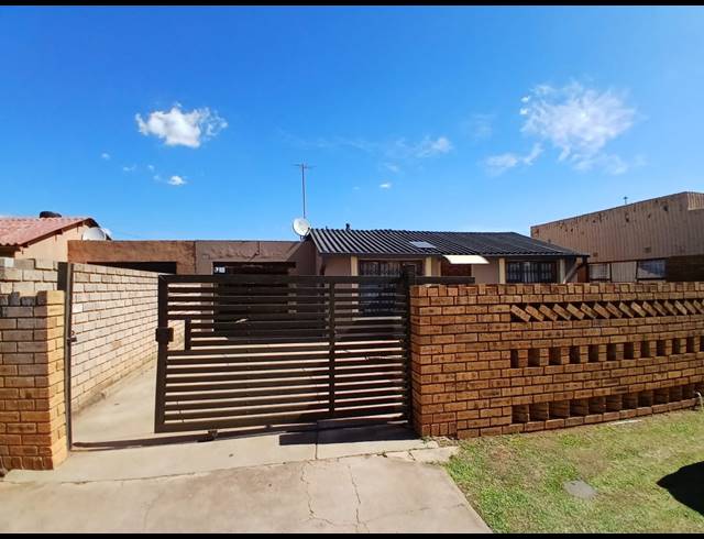 2 BEDROOM HOUSE FOR SALE IN SEBOKENG ZONE 11